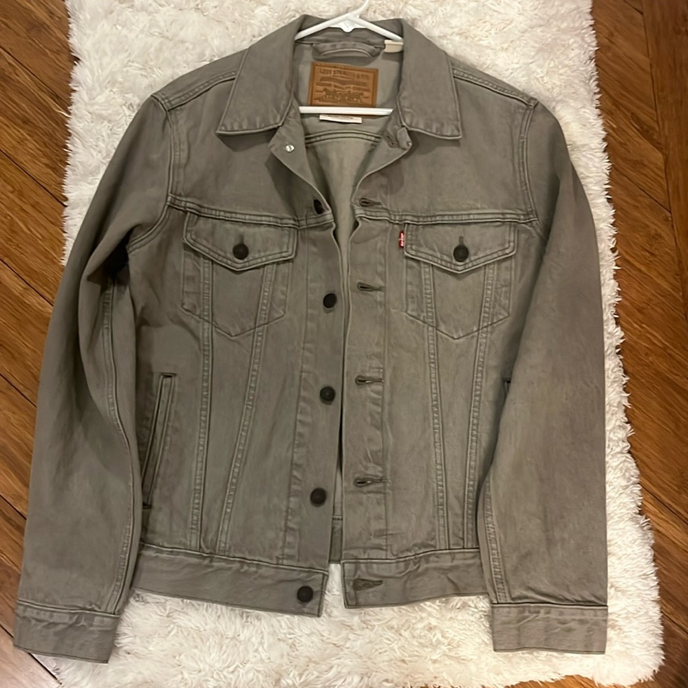 NEVER WORN LEVIS DENIM JACKET